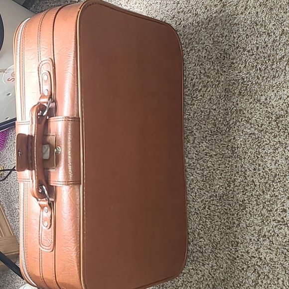 Sears Tan Luggage Travel Bag with Classic Design - Picture 5 of 11